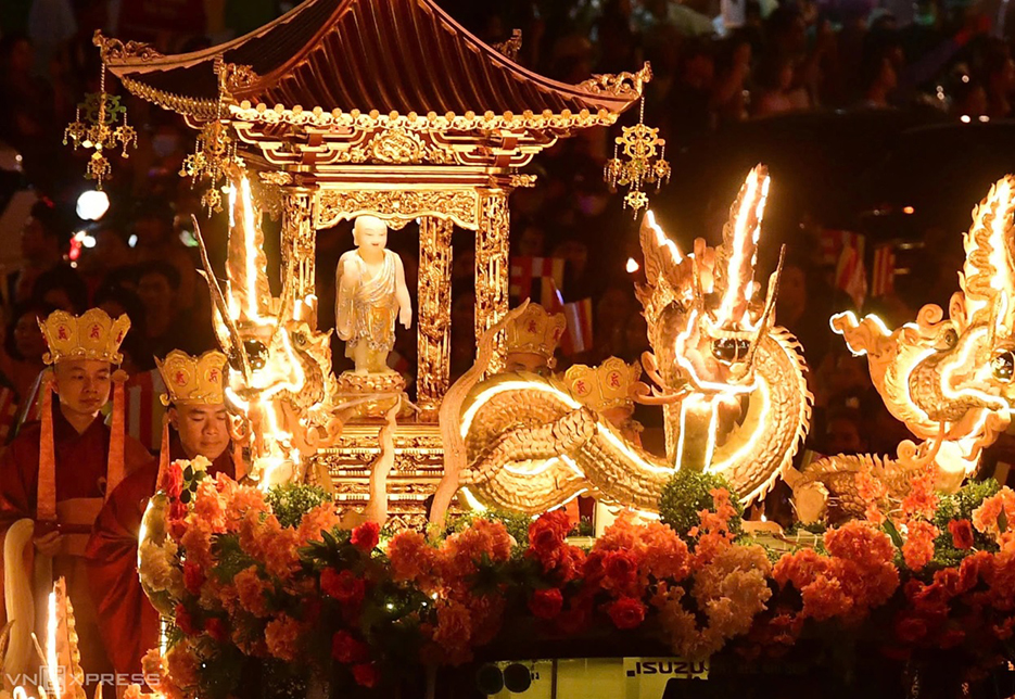 hang-nghin-nguoi-ruoc-tuong-phat-tren-duong 88.jpg